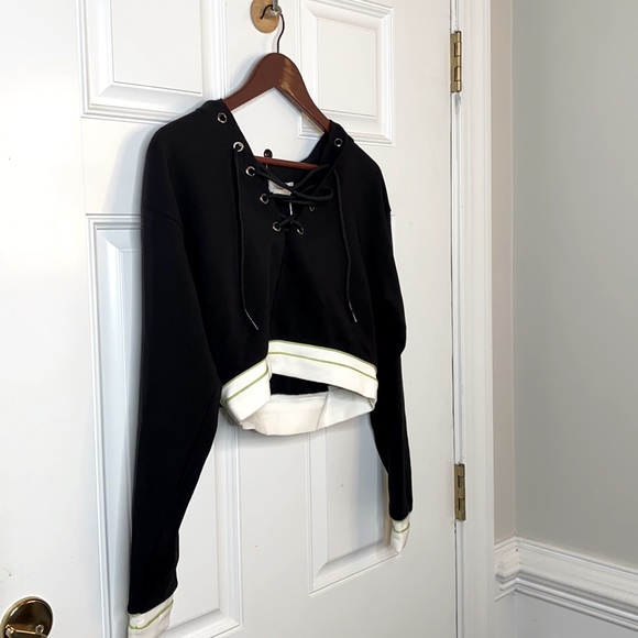 Lovers + Friends Katarina Cropped Hoodie NWT Black - Picture 3 of 7